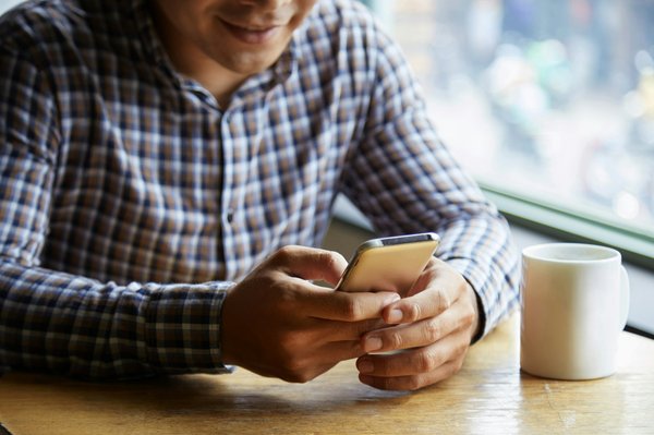 Quels sont les meilleurs usages des chatbots français dans différents secteurs ?